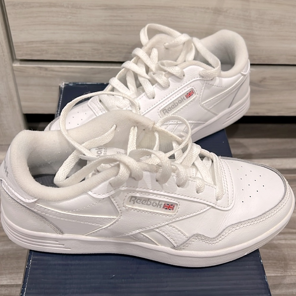 ♥️💙Reebok Club MEMT White/Steel White in Size 6 Women’s